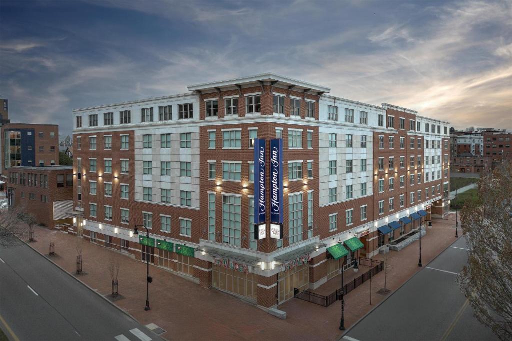 Hampton Inn Portland Downtown Waterfront - Housity
