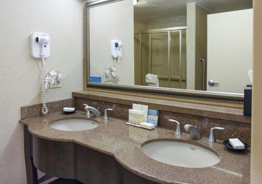 Hampton Inn & Suites Youngstown-Canfield photo