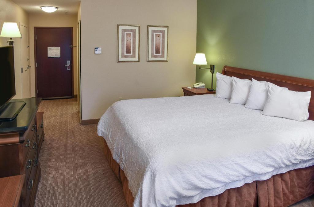 Hampton Inn & Suites Youngstown-Canfield photo