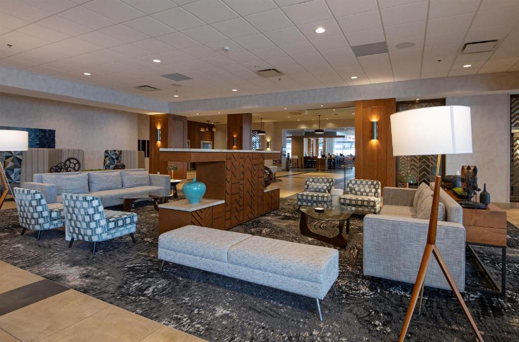 eine Lobby mit Sofas und Sesseln in einem Hotel in der Unterkunft DoubleTree by Hilton Hotel & Conference Centre Regina in Regina