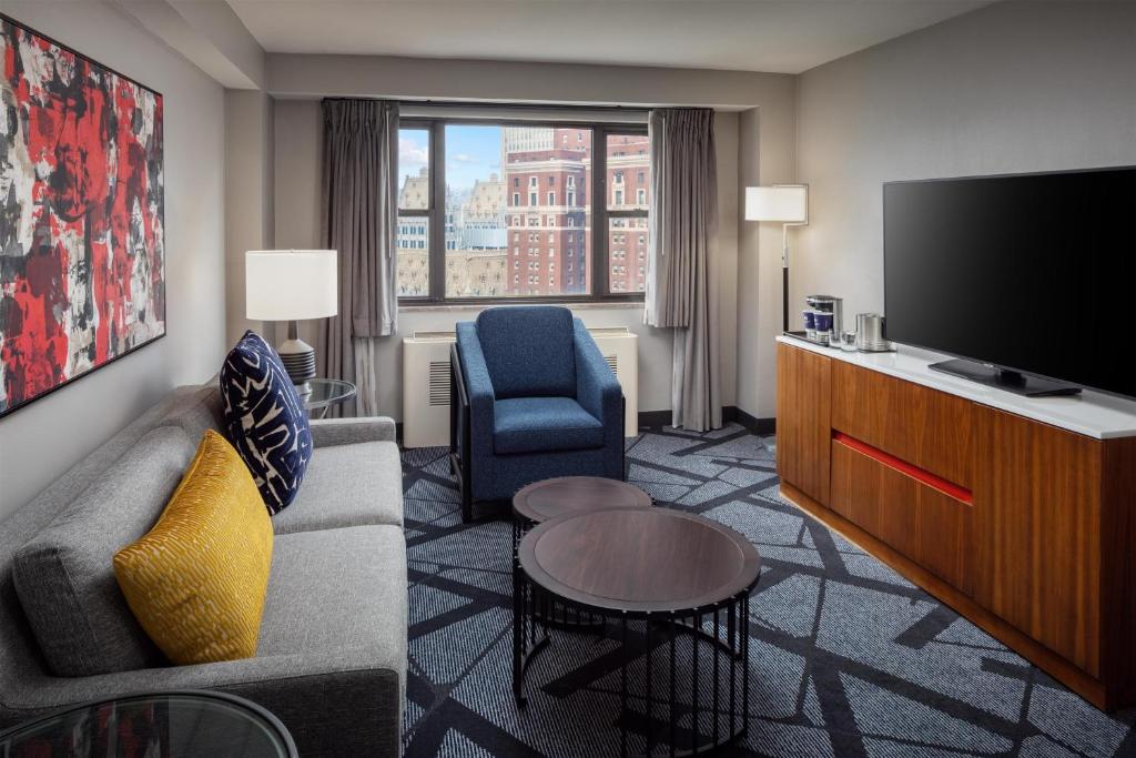DoubleTree by Hilton Hotel & Suites Pittsburgh Downtown - 