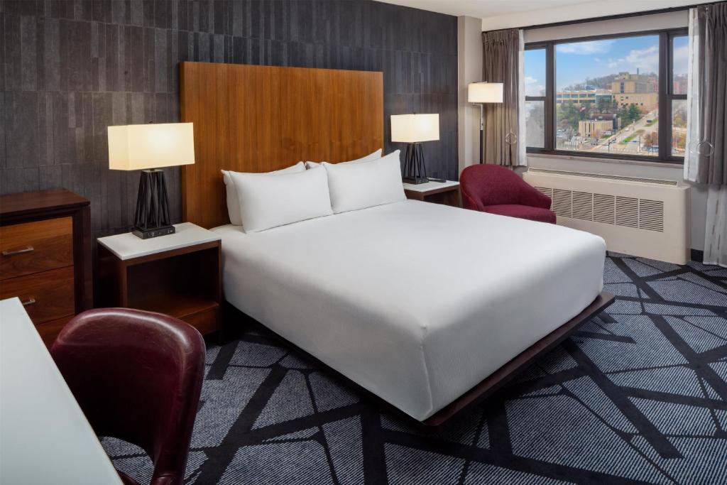 DoubleTree by Hilton Hotel & Suites Pittsburgh Downtown - 