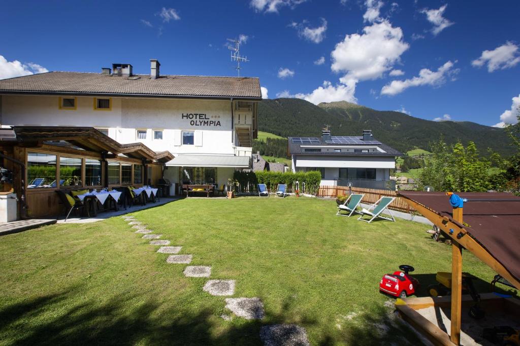 Nespecifikovaný výhled na hory nebo výhled na hory při pohledu z hotelu