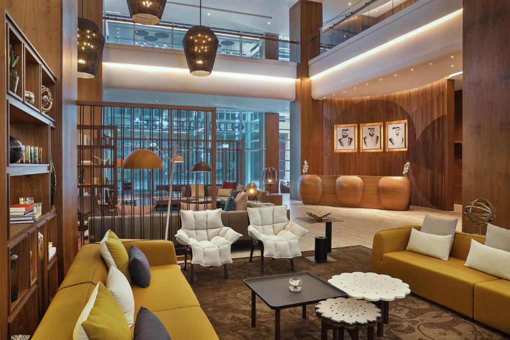 لابی و فضای عمومی DoubleTree by Hilton Dubai - Business Bay - تصویر ۵
