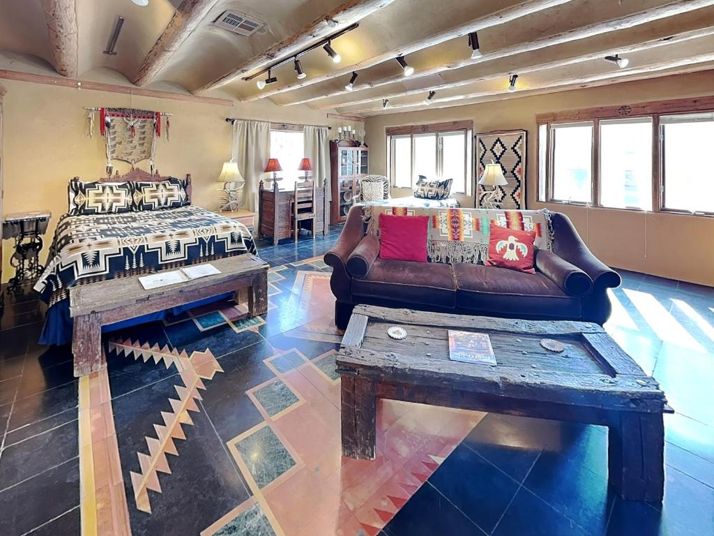 a living room with a couch and a bed at Casita Mariposa in Santa Fe