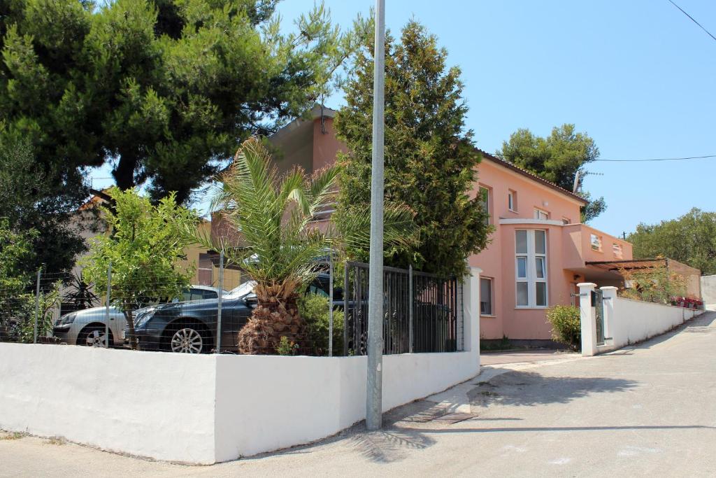 Apartments with parking space Mavarstica, Ciovo - 11208