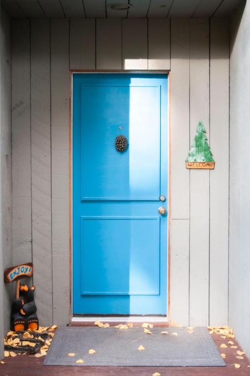 a blue door on the side of a house at Golf Condo 098 in Black Butte Ranch