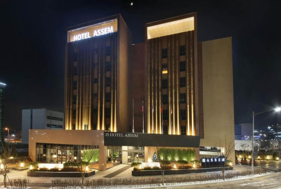 a hotel at night with its lights on at 아셈호텔 in Taech'on