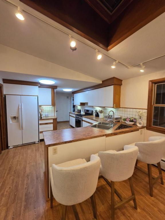 cozy 5bd single -family home in Longmeadow - Huis Met Vijf Slaapkamers