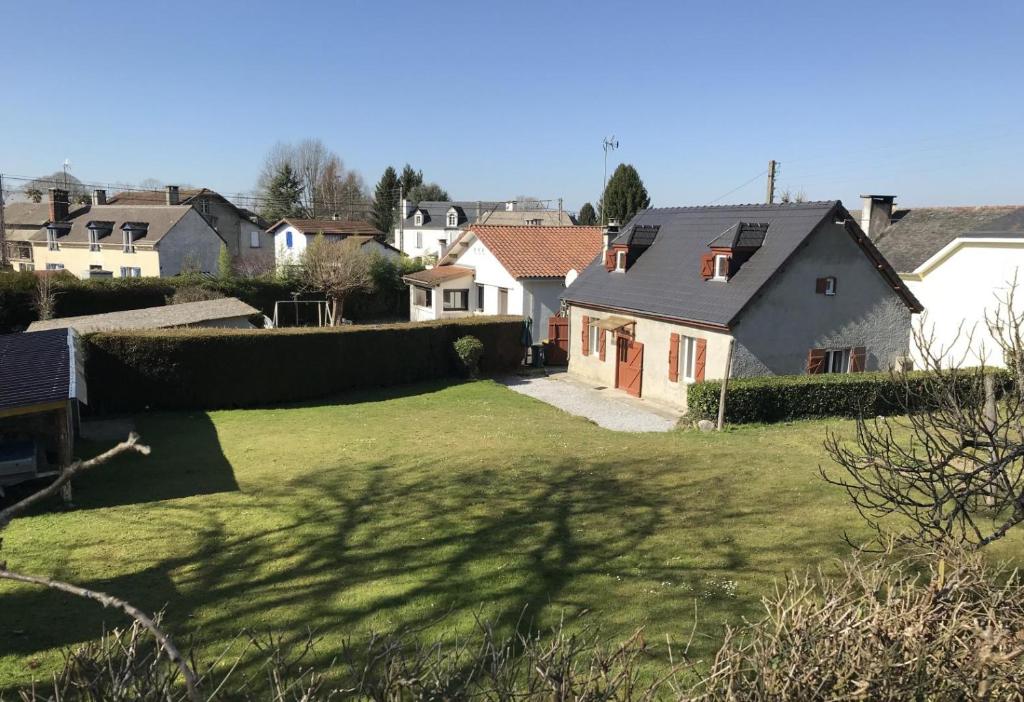 a view of a yard with houses in the background at Gite de l'isarce in Montaut