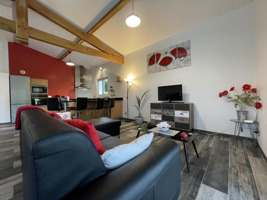 a living room with a couch and a tv at Eki-begia in Ainhice-Mongelos