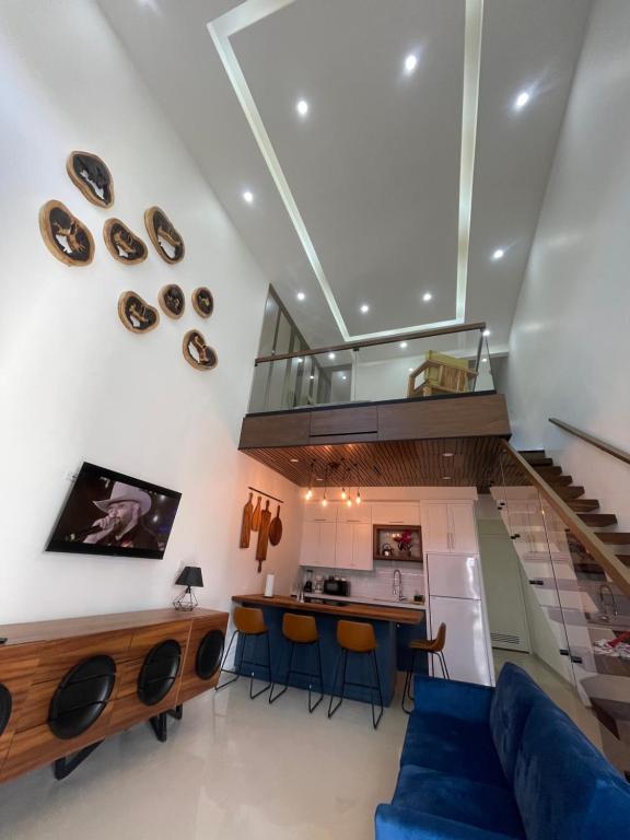 a living room with a blue couch and a kitchen at Bello Departamento in Mexicali
