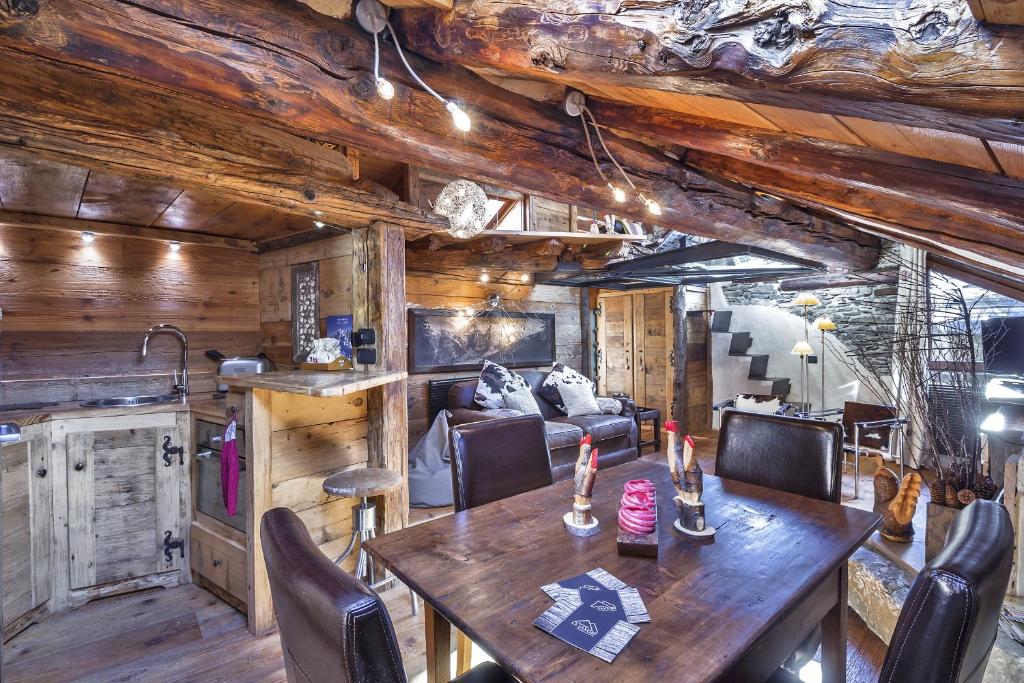 a dining room with a table and a couch at Majon Samuel in Courmayeur