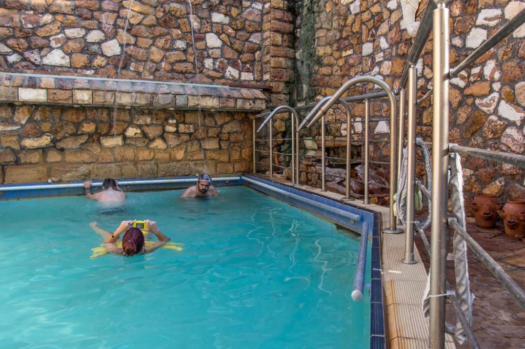 un grupo de personas nadando en una piscina en 9 Queens Spa Hotel, en Loutra Edipsou