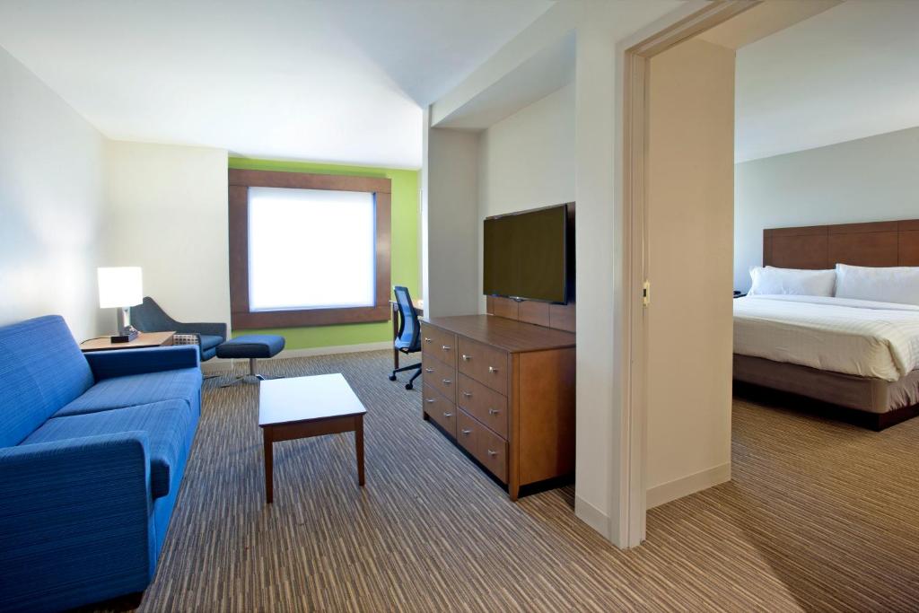 Holiday Inn Express Hotel & Suites Austin Downtown - University by IHGにあるテレビまたはエンターテインメントセンター