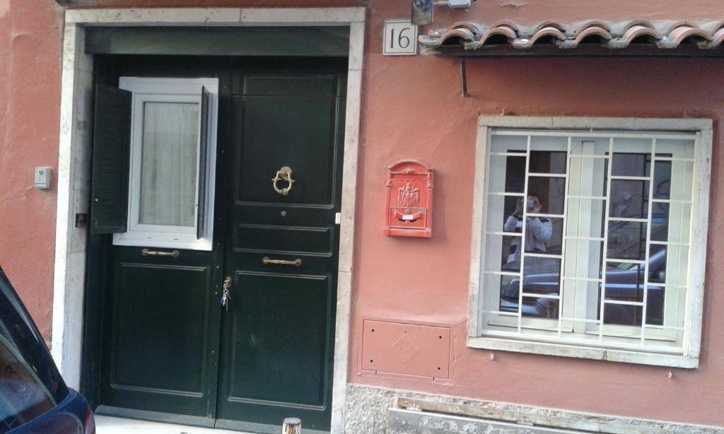 ローマにあるLa Casetta di Paolaの緑の扉と窓のある家