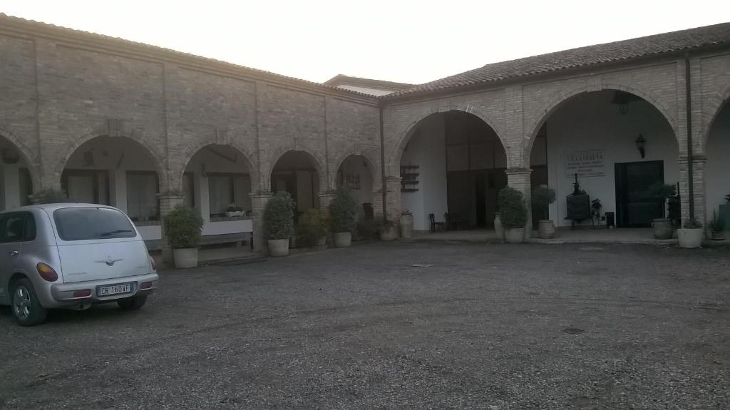 um carro branco estacionado em frente a um edifício em Agriturismo Villa Serena em Vigonovo