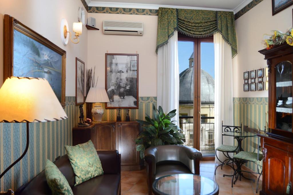 Posezení v ubytování Pinto-Storey Hotel