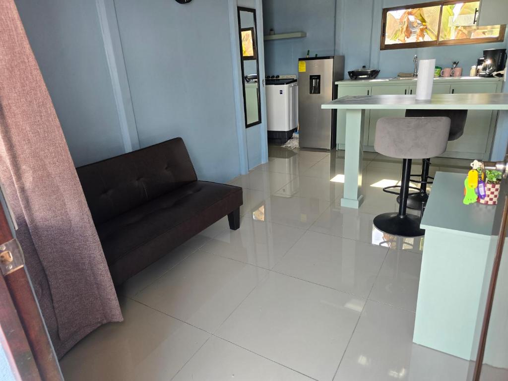 a living room with a couch and a table at Apartamento DesCANsO #3 in Comunidad