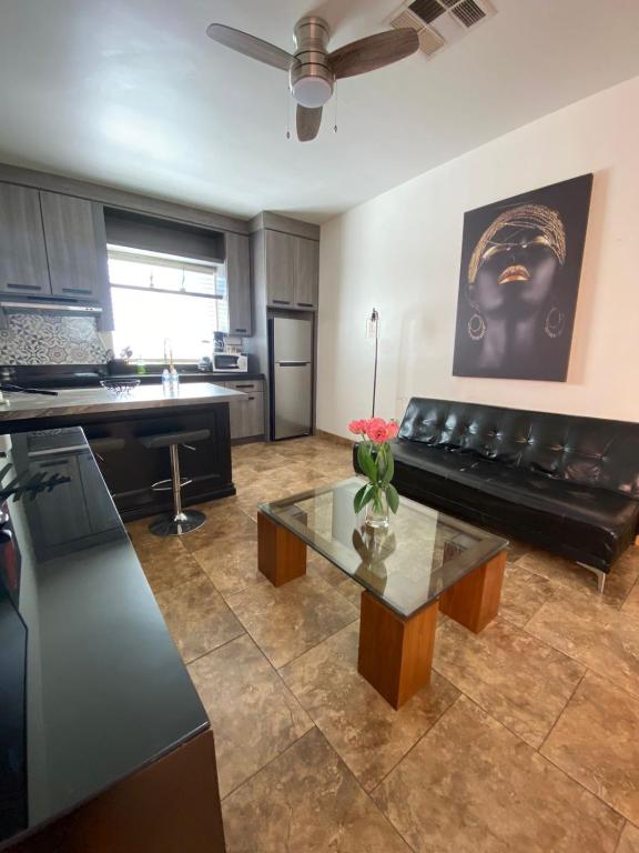 ein Wohnzimmer mit Sofa und Tisch in der Unterkunft Loft B in Mexicali