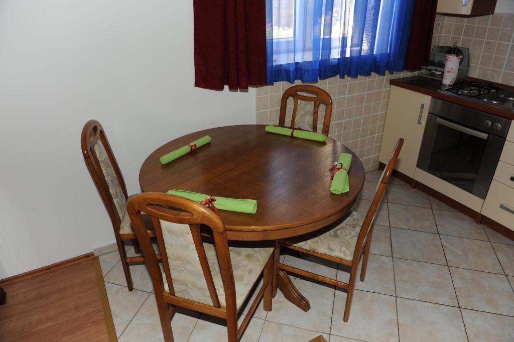 Kuchyň nebo kuchyňský kout v ubytování Apartment Matini Dvori