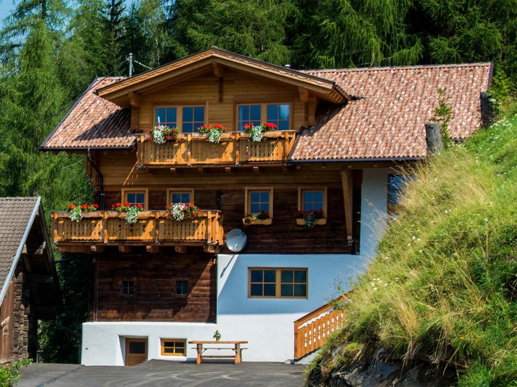 een huis met bloembakken op de balkons bij Landhof Adlerhorst in Heiligenblut