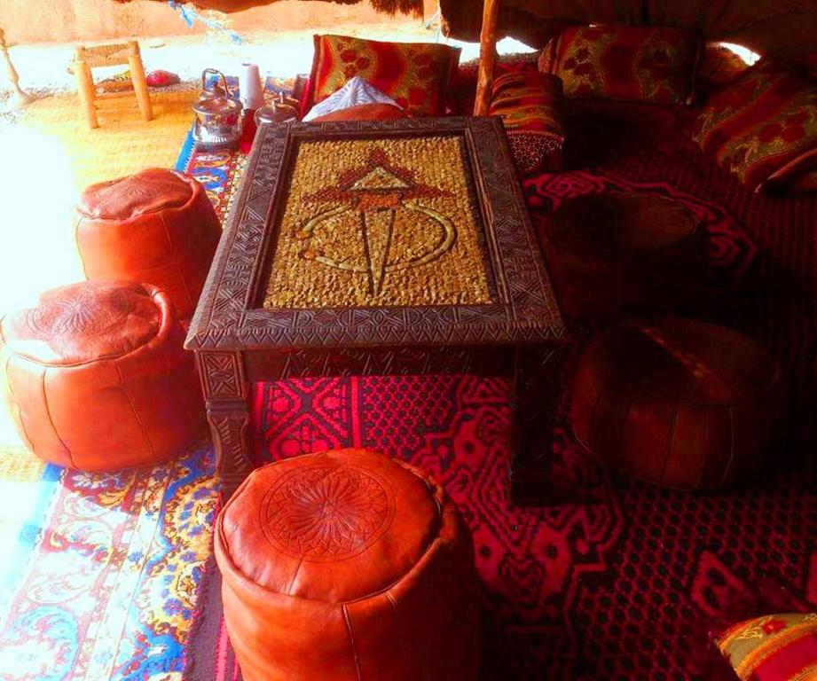 a table with a picture on it sitting on a rug at Tarmguist in Tighmert