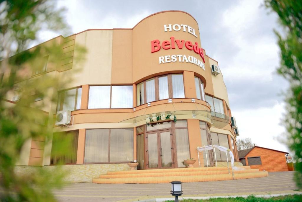 un edificio de hotel con un cartel en la parte delantera en Belveder, en Rohatyn
