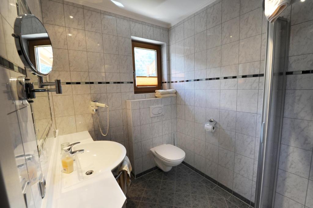 Koupelna v ubytování Hotel Garni Landhaus Platzer