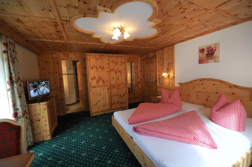 Postel nebo postele na pokoji v ubytování Hotel Garni Landhaus Platzer