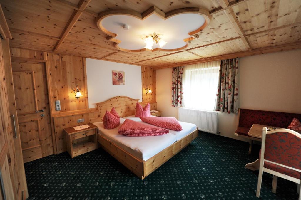 Postel nebo postele na pokoji v ubytování Hotel Garni Landhaus Platzer