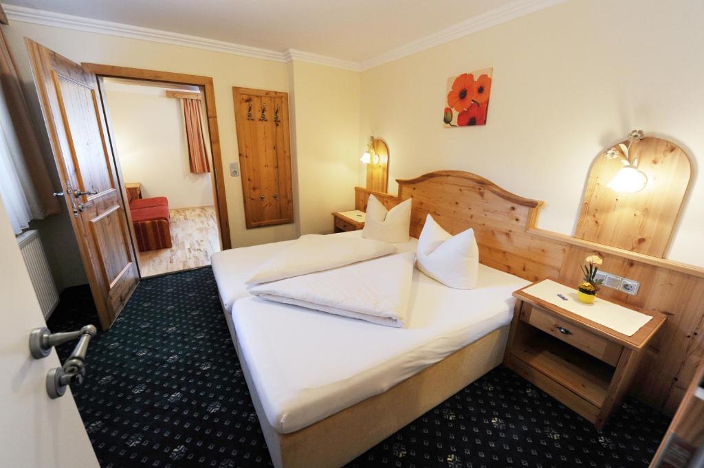 Postel nebo postele na pokoji v ubytování Hotel Garni Landhaus Platzer