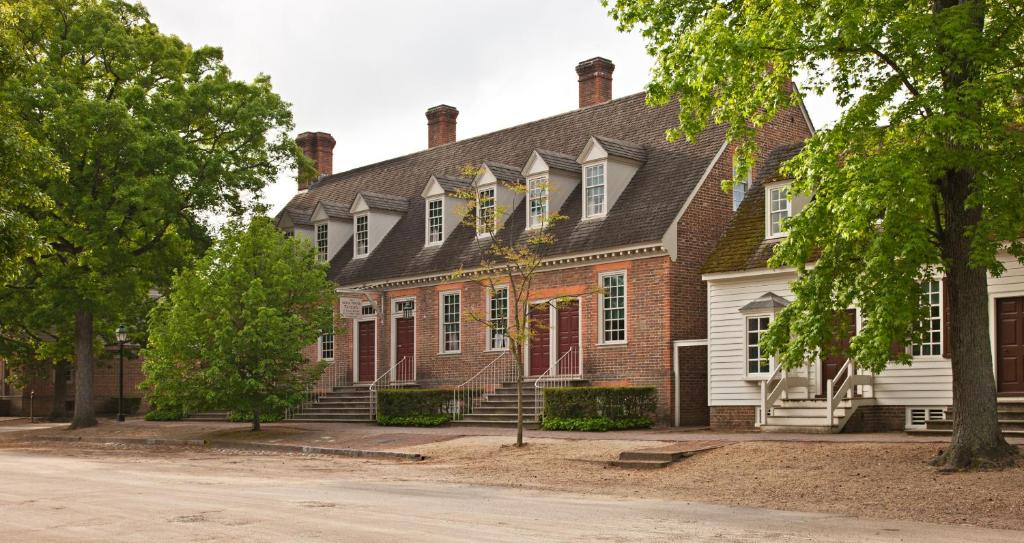 ウィリアムズバーグにあるColonial Houses, an official Colonial Williamsburg Hotelの大煉瓦造りの家