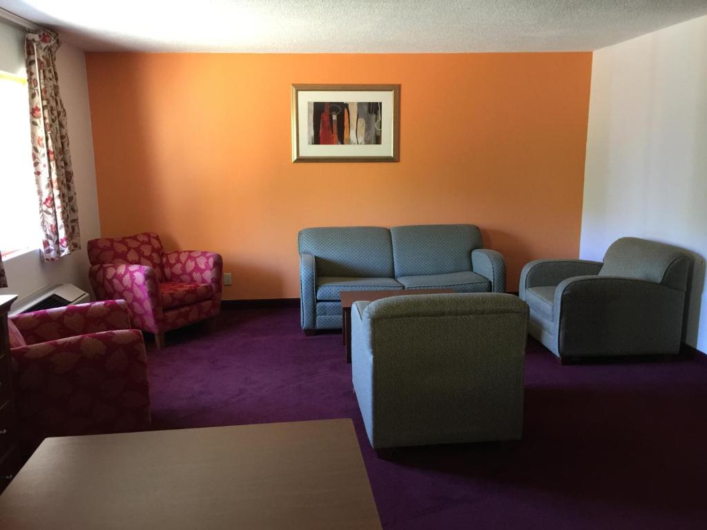 Lake Tree Inn & Suites