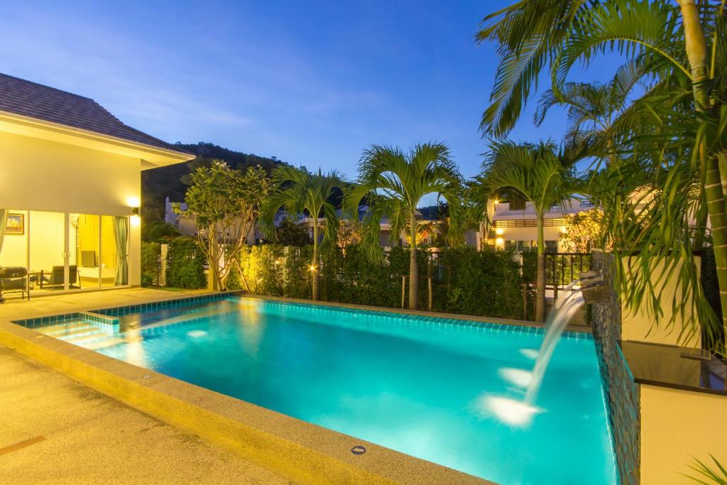 Bazén v ubytování Luxury House in Hua Hin nebo v jeho okolí