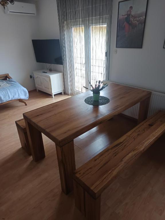 a wooden coffee table in a room with a bed at Apartman MWA in Slavonski Brod
