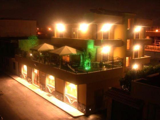 oświetlony w nocy budynek z oświetleniem w obiekcie Amaranto Hotel w mieście Afragola