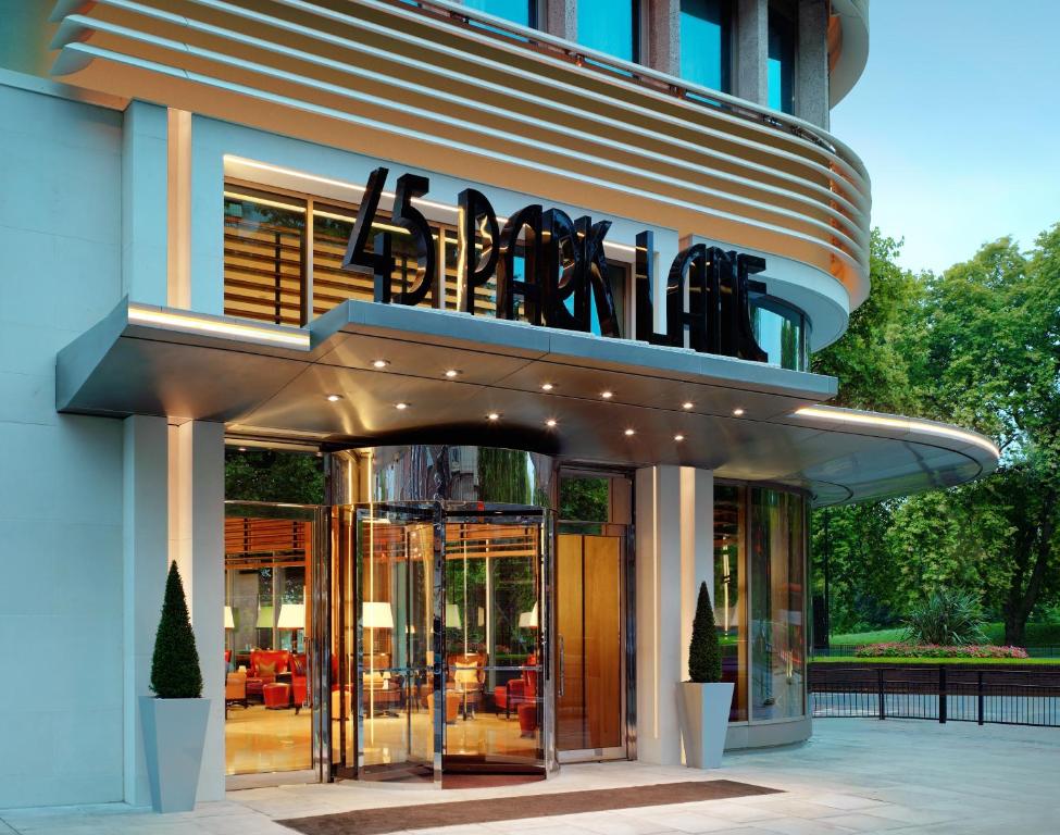 un edificio con un cartel encima en 45 Park Lane - Dorchester Collection, en Londres