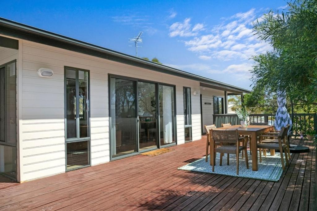 a deck with a table and chairs on a house at Viaggio Sul Mare in Baudin Beach