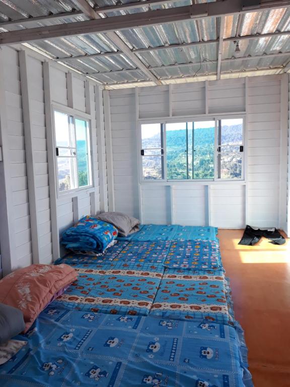 Postel nebo postele na pokoji v ubytování Janthawat Khaokho Resort