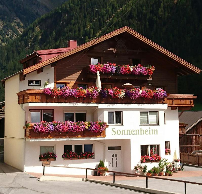 um edifício com caixas de flores nas suas janelas em Pension Sonnenheim em Sölden