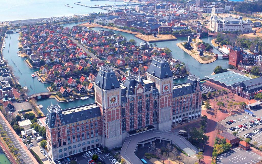 una vista aerea del palazzo del parlamento a vienna di Hotel Okura JR Huis Ten Bosch a Sasebo