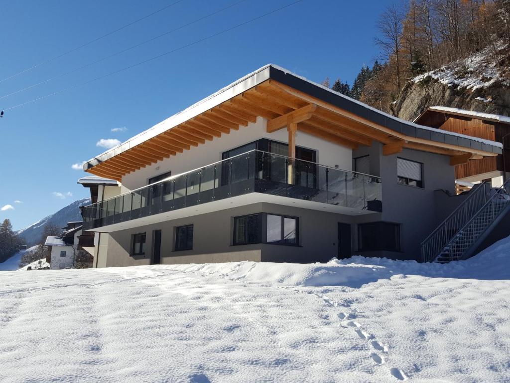 una casa en la nieve delante en Apart La Vita, en Kappl