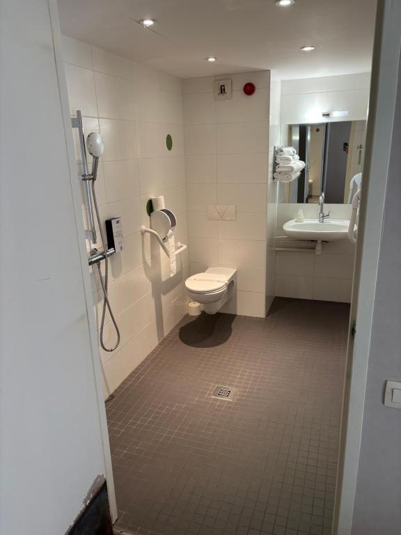 Kyriad Lyon Est - Saint Bonnet De Mure - Superior Quadruple Room (2 Double Beds)