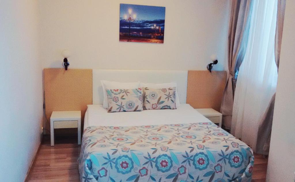 Postel nebo postele na pokoji v ubytování Hotel Kardjali