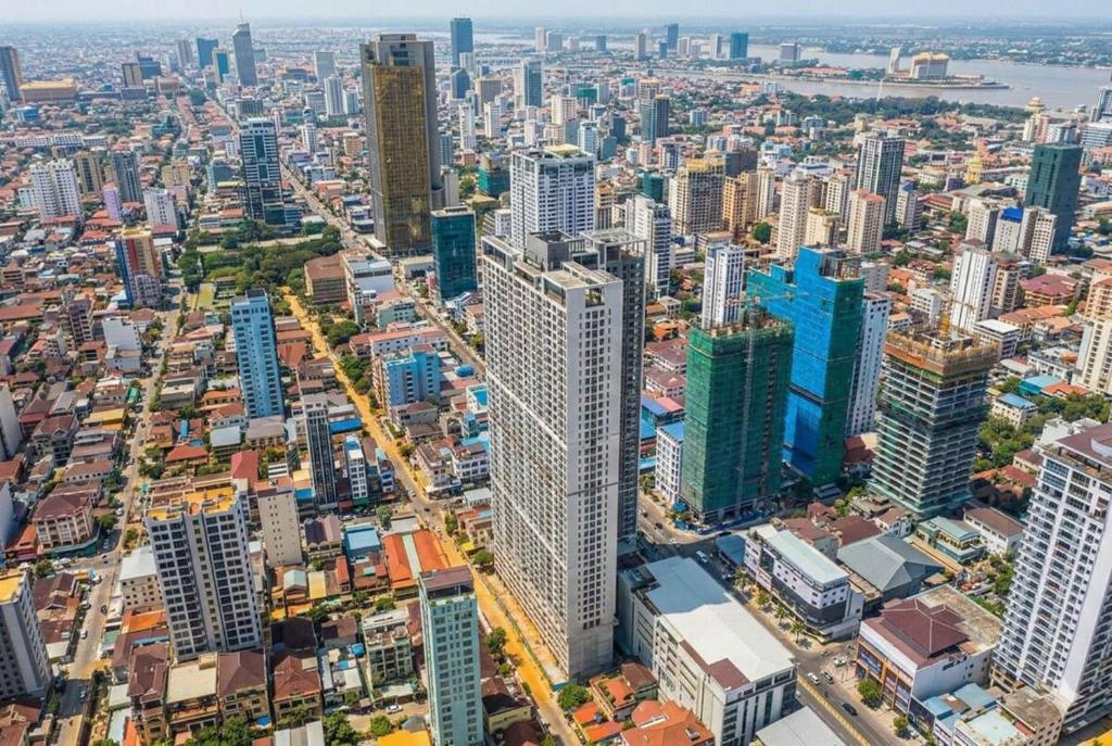 Modern 2BR Family Residence - Full Kitchen & Pool