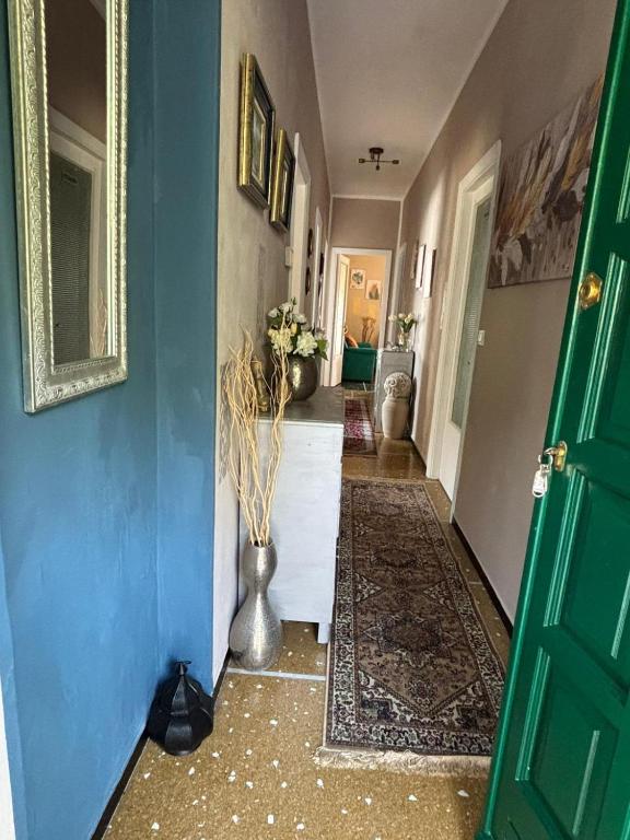 a hallway with a blue wall and a vase at Casa Mina in Lavagna