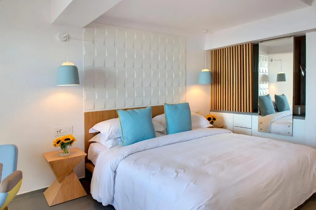 Onar Junior Suite with Side Sea View