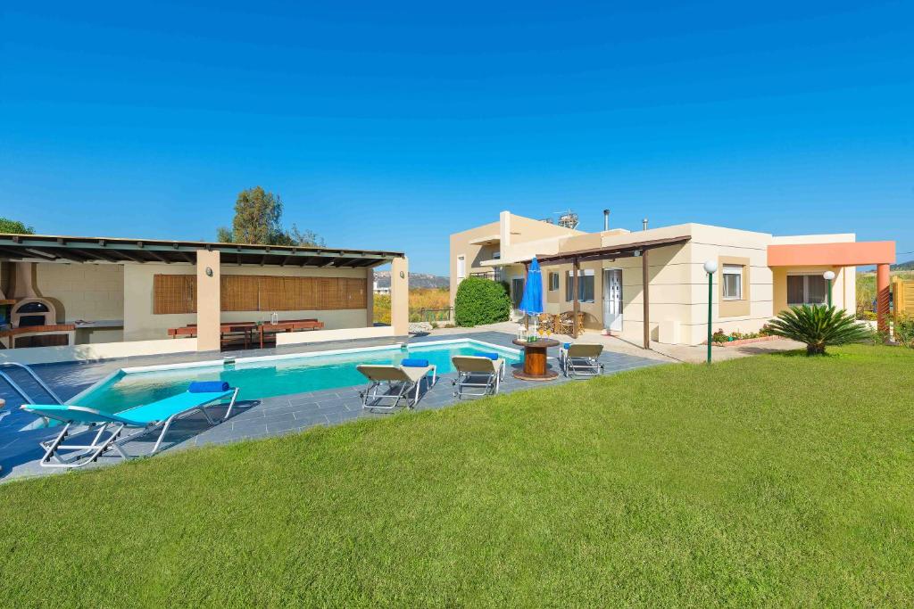 a house with a swimming pool in a yard at villa de calme in Pastida