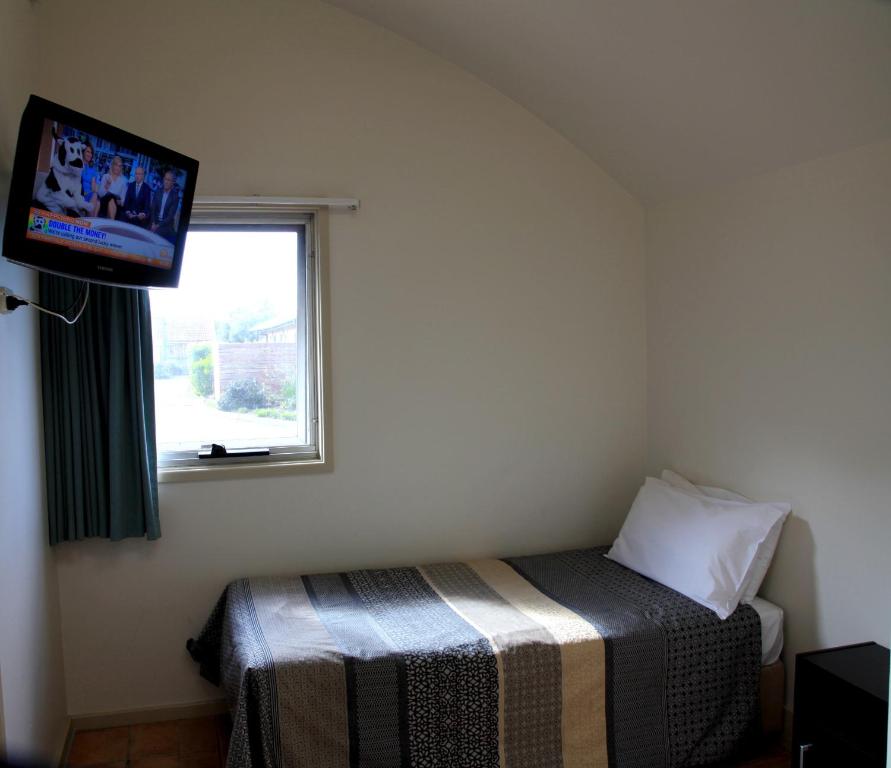 Travellers Motor Village - Budget Twin Cabin